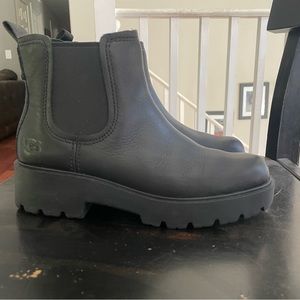 Ugg leather Chelsea boot size 7.5 in black worn a couple times. No box